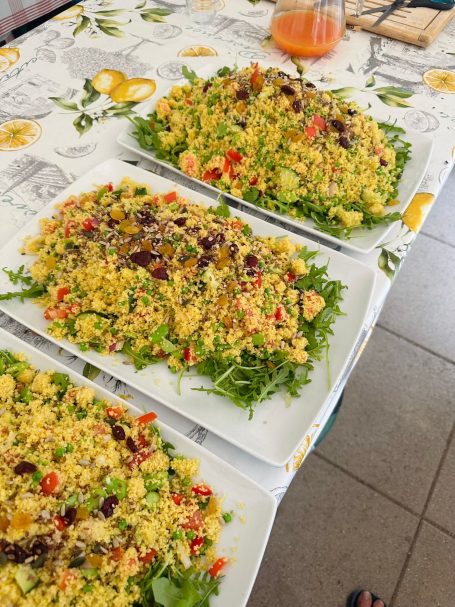 Bunte Salate auf Platten, garniert mit Kräutern und Gemüse.